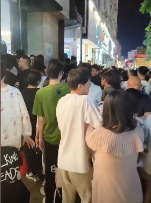 吃瓜当街打小三,一场激情四溢的捉奸大戏