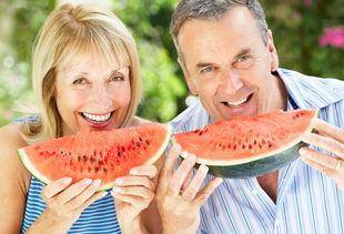 老年人吃瓜,老年人健康饮食新风尚