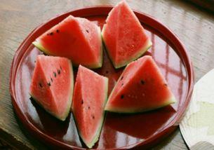 夏季儿童吃瓜照片,小宝贝们的甜蜜瓜果时光