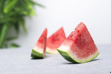 梦见有人给我吃瓜,瓜果飘香，神秘赠食之谜