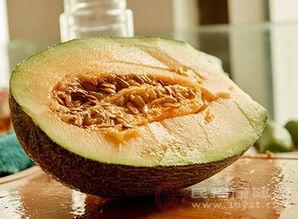 吃哈密瓜的人,品味人生甘甜瞬间