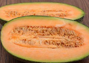 吃哈密瓜的人,品味人生甘甜瞬间