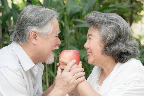 老年人吃瓜,老年人健康饮食新风尚