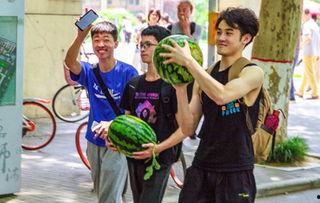 吃瓜打架的学生,吃瓜打架事件背后的青春故事