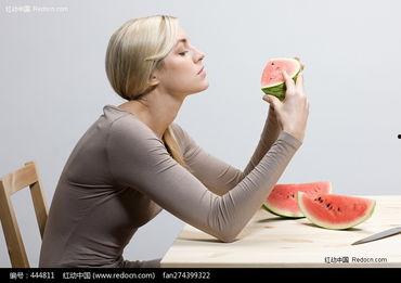 美女吃瓜呕吐图片大全,图集大揭秘！