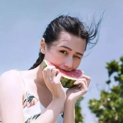 搞怪吃瓜头像女